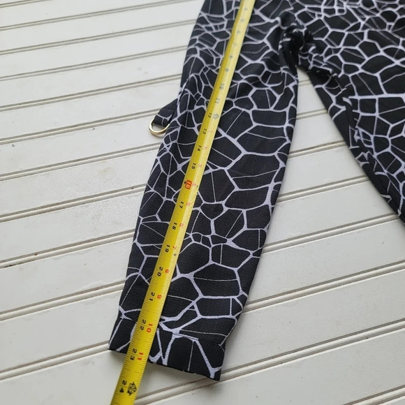 Jennifer Lopes Women’s Top Blouse Animal Print Black White Gold Print V-Neck M - Picture 8 of 16